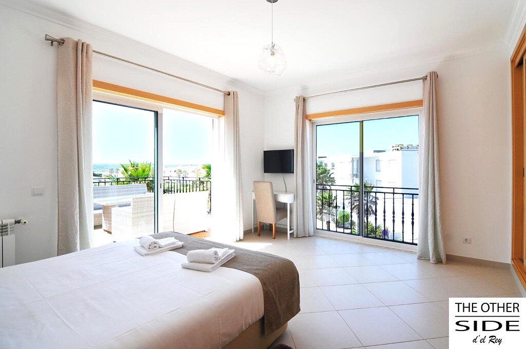 Bedroom 2: double bed, balcony and ocean view