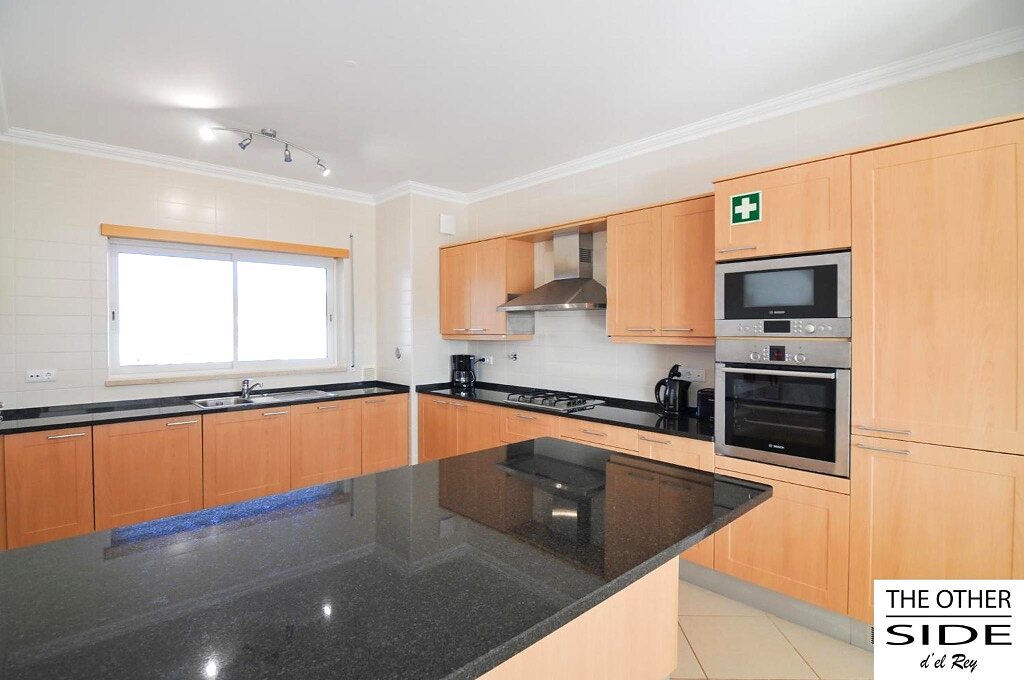 Equipped kitchen with granite island