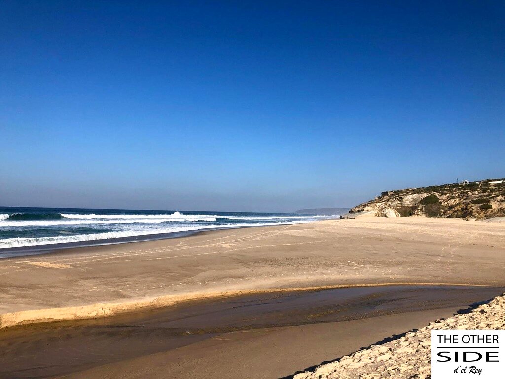 Waves and estuary at the foot of the dunes