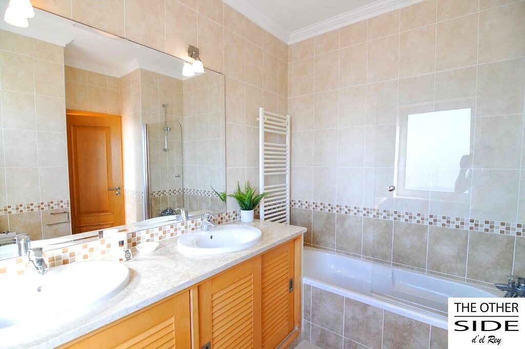 Bathroom: twin basins and bathtub